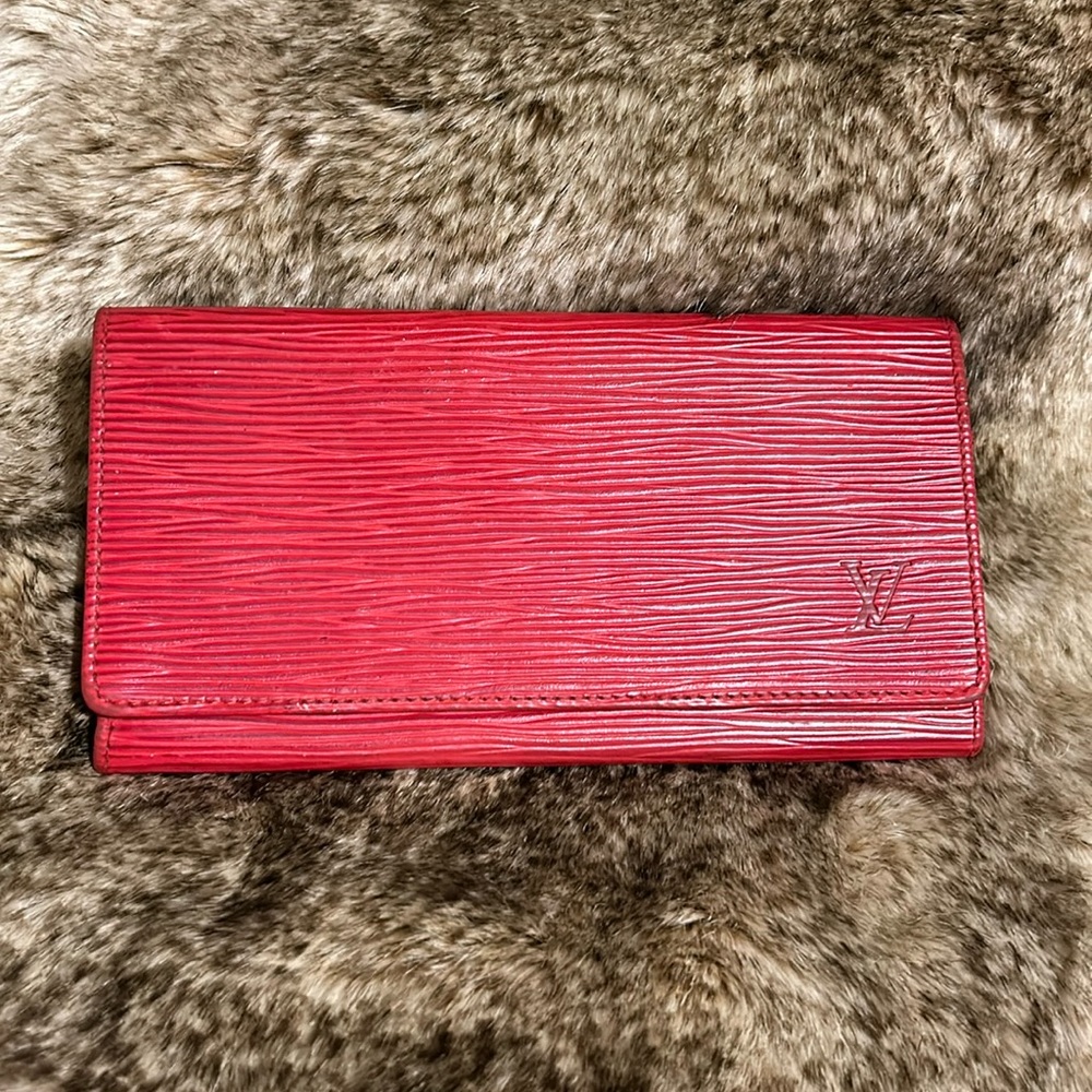 Rare Louis Vuitton Red Epi Porte Yen 3 Cartes Credit Bifold Long Wallet- Amazing - Picture 1 of 10
